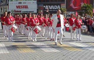 Balıkesir’de 101.yılda 101 kişi zeybek oynadı