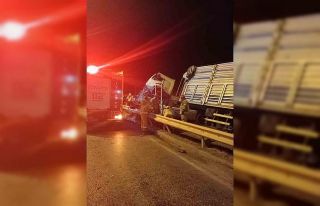 Bandırma’da yoldan çıkan kamyon tabelaya çarptı:...