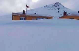 Başkale’de kar etkili oldu, yollar kapandı