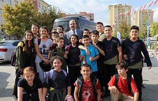 Başkan Altay gençleri doğum günü hediyeleriyle...