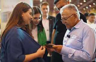 Başkan Büyükkılıç; 11 yıllık hatırayı Kitap...