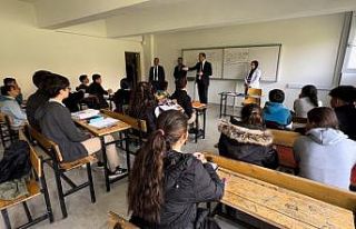 Başkan Çiçek ve Müdür Çetin öğrencilerle bir...