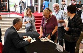 Başkan Uysal, yeni kitabının imza gününde okurlarıyla...