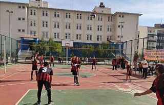 Batman’da voleybol turnuvasında kızlar ve erkekler...