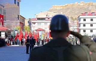 Bayburt’ta 29 Ekim kutlamaları çelenk sunumuyla...