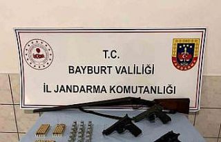 Bayburt’ta silah ve mühimmat kaçakçılığı...