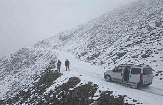 Bayburt’ta yaylalar beyaz örtüyle kaplandı