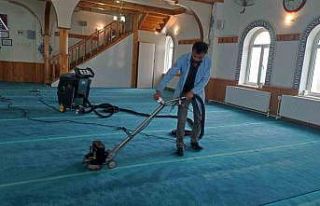 Belediye ibadethanelerin temizliğini yapıyor