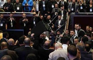 Beşiktaş kongresinde kavga çıktı, sandalyeler...