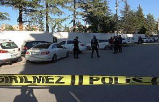 Bıçaklanmış halde otomobiliyle gitmek isteyen...