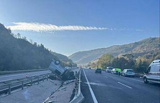 Bilecik’te kontrolden çıkan otomobil orta refüje...