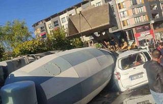 Bingöl’de beton mikseri aracın üzerine devrildi:...