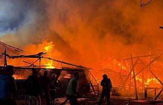 Bolu’da ev, samanlık, odunluk ve depo alev alev...