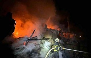 Burdur’da çıkan yangında 2 ev kül oldu