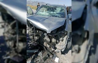 Burdur’da iki otomobil kafa kafaya çarpıştı:...