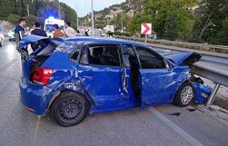 Burdur’da kontrolden çıkan otomobil önce bariyere...
