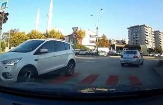 Bursa’da ters yönde ilerleyen otomobil kamerada