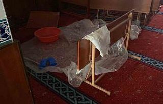 Cami tavanından sızan suya naylon branda ve leğenle...