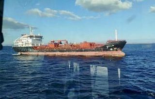 Çanakkale Boğazı’ndan geçen boş tanker makine...