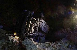 Çarpışan otomobiller kanala uçtu, 6 kişi hafif...