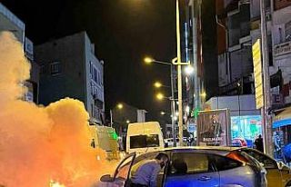 Çarpışan otomobillerden biri alev aldı: Cep telefonunu...