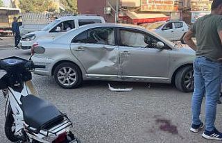 Çarptığı otomobilin camına ok gibi saplandı