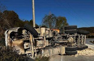 Çatalca’da kum yüklü kamyon devrildi: 1 yaralı