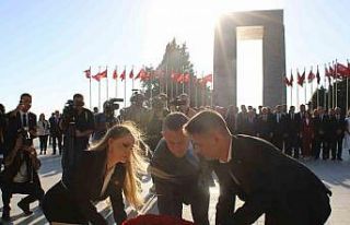 CHP Genel Başkanı Özel, Şehitler Abidesinde Atatürk...