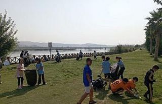 Cizre’de ortaokul öğrencileri çevre temizliği...