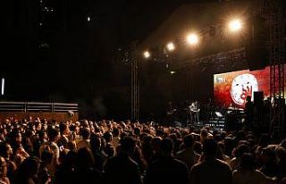 Cuma İş Çıkışı’nda Melek Mosso sevenleriyle...