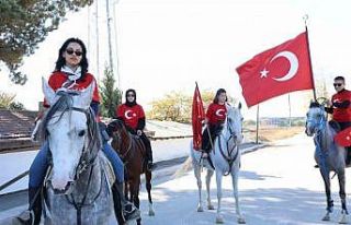 Cumhuriyet Bayramı’nı ata binerek kutladılar