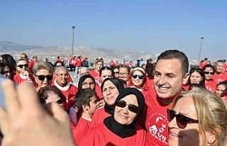 Cumhuriyet için 500 kişi 7’den 70’e zeybek oynadılar