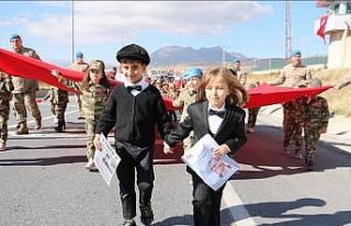 Cumhuriyet’in 101. yılında Tatvan’da minik öğrencilerden...