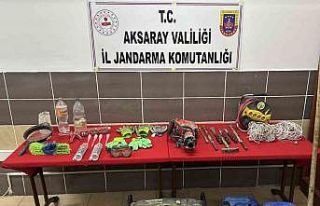 Defineciler kazı yaparken jandarmaya yakalandı