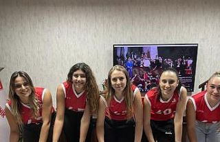 Denizli Büyükşehir Belediyesporun kızları sezona...
