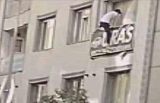 Deprem anında korkuyla balkondan atlamaya çalıştı,...