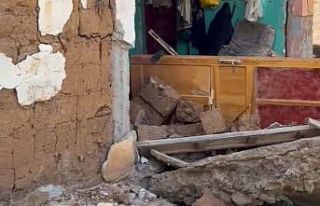 Depremde çöken istinat duvarının altında kalan...