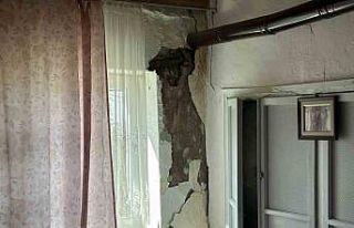 Depremde Kale ilçesinde kerpiç evler hasar gördü