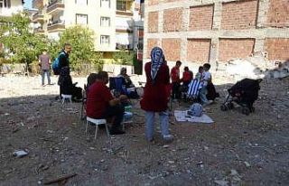 Depremle sarsılan Malatya’da vatandaşların sokaklardaki...