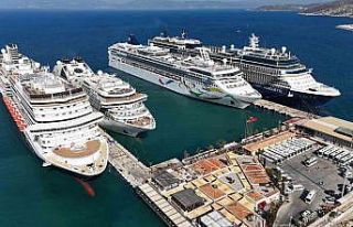 Dev kruvaziyerler Kuşadası Limanı’na demirledi