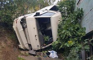 Devrilen minibüsteki 7 çocuk yaralandı