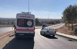 Devrilen motosikletteki 2 kişi yaralandı