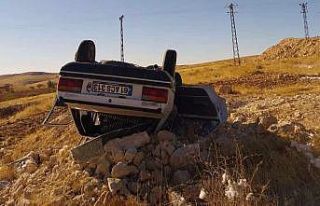 Devrilen otomobildeki 5 kişi yaralandı