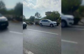 Direksiyon hakimiyetini kaybeden sürücü refüje...