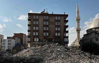 Diyarbakır’da ağır hasarlı binanın yıkımı...