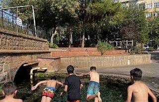 Diyarbakır’da çocuklar Anzele Suyu’na veda etti