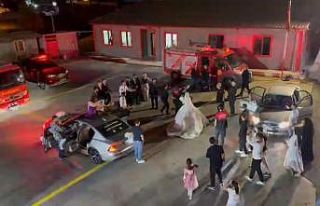 Diyarbakır’da gelin ve damat itfaiye araçları...