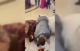 Düğünde çiçek kapma yarışına giren erkekler...