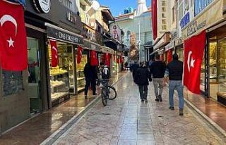 Dükkanların önü Türk Bayrakları ile donatıldı