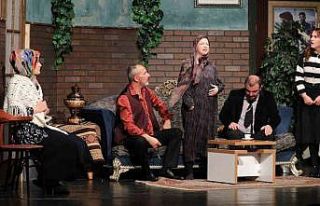 EBB şehir tiyatrosu “Devamsız işler” ile yeni...